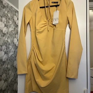 Supersnygg gul klänning - Supersnygg gul klänning från zara i storlek xs! Aldrig använd och prislapparna är kvar! Jättetråkigt att den inte kommit till användning då den är superfin💛 säljer den för 300 kr + frakt