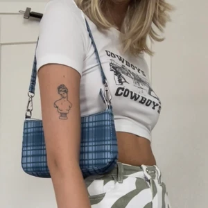 Blå rutig väska  - Ger rabatt vid köp av flera accesoarer/plagg så kolla min sida!! 🦋🦋