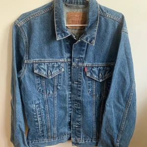 levi's jeansjacka - retro jeansjacka ifrån levi's i storlek m! fräsch och bra kvalite. perfekt jacka för kalla sommarkvällar. kom med bud och jag ansvarar inte för postens slarv😌