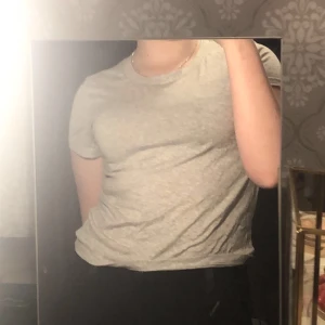 Grå t-shirt - En grå vanlig t-shirt från BikBok i S💕 Säljer för den kommer inte till användning.