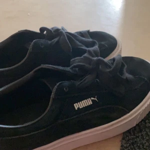 Puma skor - Ett par svara puma skor, lite hård material och i storlek 37. Skriv privat för fler bilder