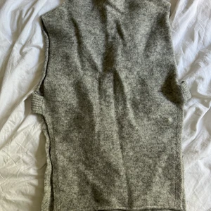 Överdrag  - En stickad kofta/överdrag  Supermysig och fin  God skick 