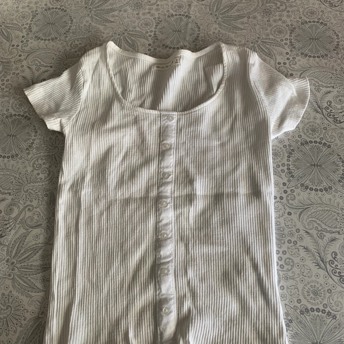 T-shirt toppar med knappar - 91