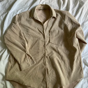 Skjorta i mocka liknande  - En mjuk och skön skjorta, lite större än vad storleken säger  God skick 