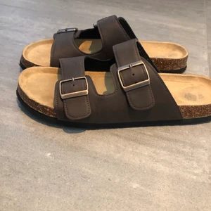 Tofflor - Säljer ett par skit snygga tofflor i brunt läder. Jag har använt dem några gånger med dem var alldeles förstora för mig då jag beställde fel storlek.  Nypris 200kr