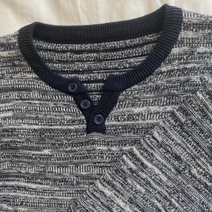 Stickad tröja - En blå stickad tröja med knappar som detaljer 🗝 Endast provad✨Skriv för fler bilder. 