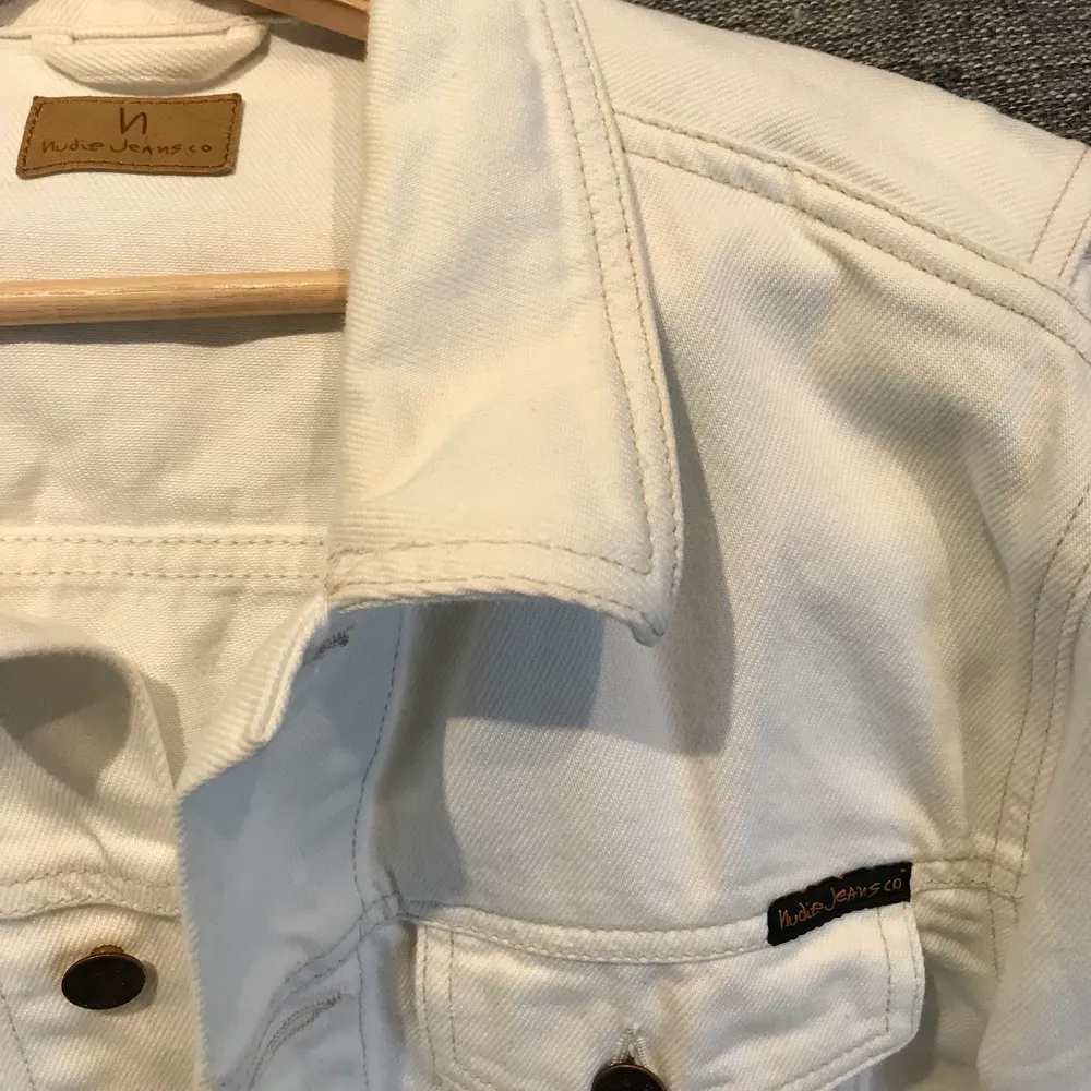 Mycket sparsamt använd jeansjacka från Nudie Jeans säljes. Den är inte kritvit utan mer off-white.   Nypris ca 2000:-. Jeans & Byxor.