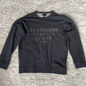 Lexington tröja  - Mörkgrå lexington tröja, andvänd ett fåtal gånger.  Köparen står för frakten!