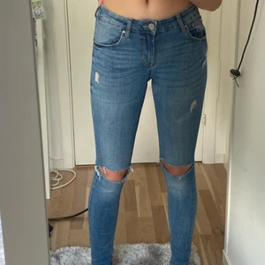 Distressed skinny fit jeans - Skinny jeans med hål, jag är 169/S och dom sitter bra på mig vid köp skriv i chatten
