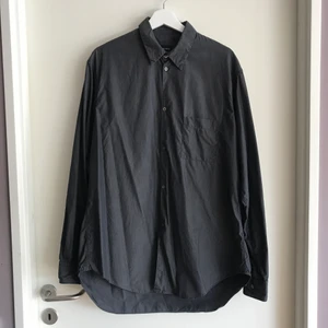 Jil Sander grå skjorta - Grå skjorta från Jil Sander. Nypris ca 4000. Storlek 40 men sitter som en M.   Mått: p2p: 58 cm axlar: 49 cm längd: 78 cm  