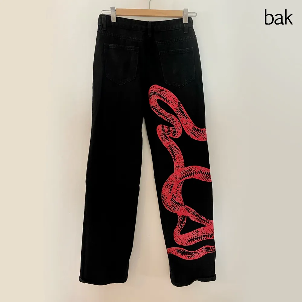 Svarta jeans med häftigt orm-tryck. Köpt online. Modellen är lite baggy. . Jeans & Byxor.