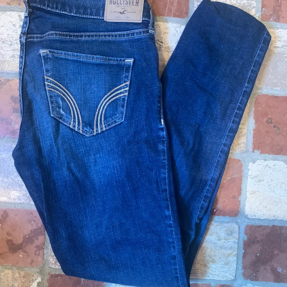 Jeans från hollister med slitningar frampå,w26 och l33. Jeans & Byxor.