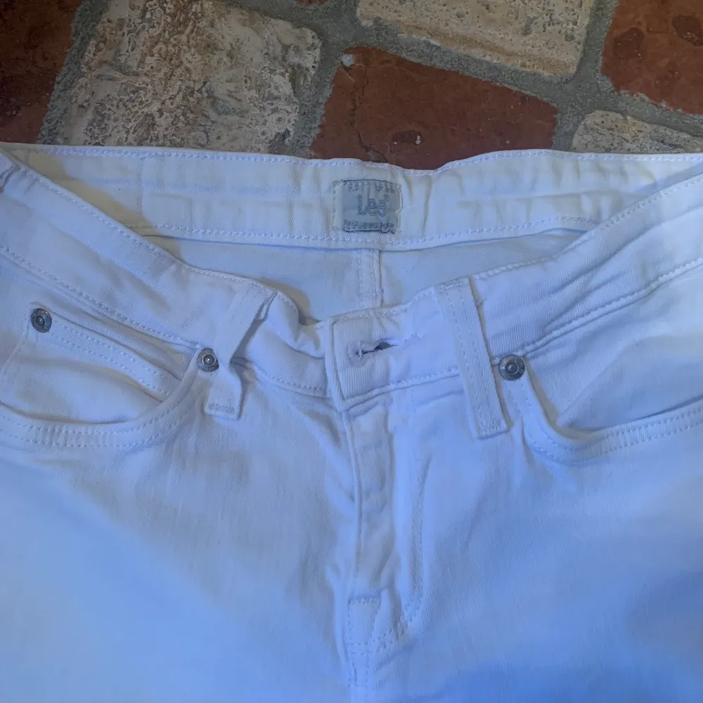Vita jeans från Lee i modellen scarlett cropped. W25 l33 så passar XS/S. Jeans & Byxor.