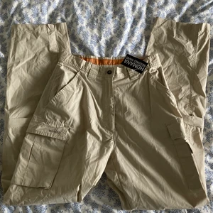 Cargobyxor  - Skitsnygga utsvängda beiga cargobyxor från märket Nomad köpta på Humana för några veckor sedan i så fint skick.