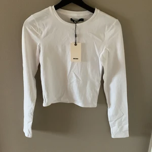 Långärmad tröja från Bikbok - Säljer denna långärmade basic tröjan från Bik bok varav att den var för stor. Den är helt oanvänd och i jättefint skick. Jag kommer även att stryka innan den skickas. Köparen står också för frakten.