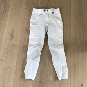 Vita ridbyxor  - Dessa ridbyxor har jag använt någon enstaka gång på tävlingar, så dem är i bra skick. Däremot har byxorna någon fläck men den syns inte på håll. Kontakta mig vid intresse. Köparen står för frakten ❤️❤️