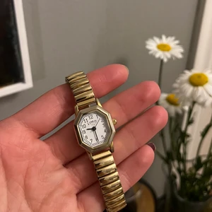 Lite guldig klocka - Väldigt fin guldig klocka, köpt på zalando, använd endast fåtal gånger då den inte riktigt passar mig. Fullt fungerande! 