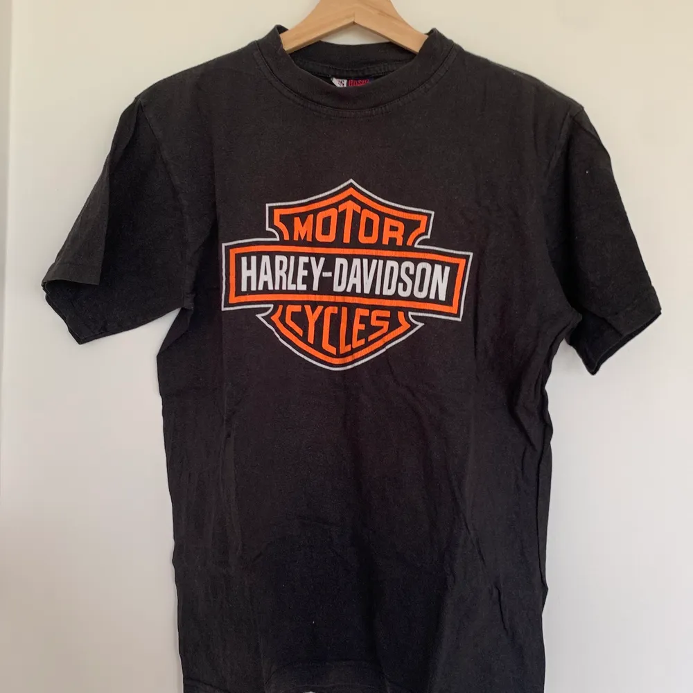 Harley Davidson t-shirt i storlek M, men jag skulle säga att den passar en S om man vill ha den lite större. Köpt second hand för 250 kr men har inte kommit till användning. . T-shirts.