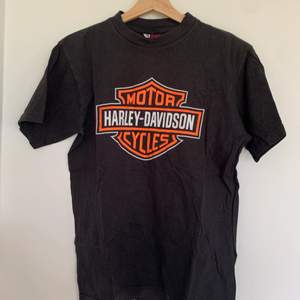Harley Davidson t-shirt i storlek M, men jag skulle säga att den passar en S om man vill ha den lite större. Köpt second hand för 250 kr men har inte kommit till användning. 
