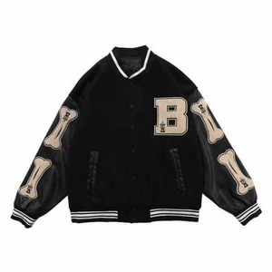 Varsity jacka  - Säljer denna varsity jackan från Clout Collection. Andvändt ett fåtal gånger. Den är i storlek M i en lite oversized passform. Original pris: 750. Pris kan diskuteras i chatten💓