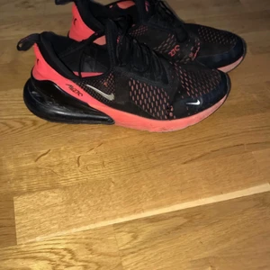 Air Max 270 - Säljer ett par Nike 270 skor. Använt skick . Storlek 44,5. Säljes billigt då de är hål i tyget. Skriv för fler bilder!