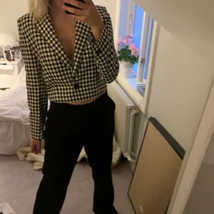 Croppad kavaj strl s - Säljer denna snygga croppade kavaj från zara! Strl s