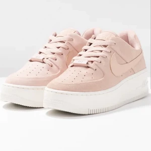 NIKE AIRFORCE - Säljer dessa supper snygga Nike air force använda ENDAST 1 gång,tror inte denna modelle finns att köpa längre.Dem är såklart äkta. köpte de för runt 1200 säljer för 350! Storlek 38!❤️ 