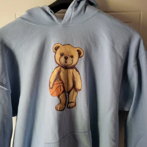 Ljus blå Hoodie björn - Storlek Medium. Använd ca 2 gånger. Endast tvättad 1 gång. Säljer den då jag växte ur den nästa på en gång