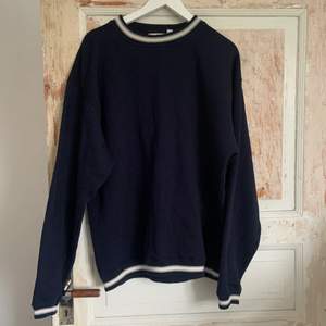 Så snygg vintage sweatshirt i navy! Skulle säga att den sitter mer som en oversized M än XL☺️ superbra skick! Köparen står för frakten!🚚