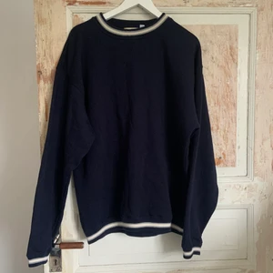 Vintage sweatshirt! - Så snygg vintage sweatshirt i navy! Skulle säga att den sitter mer som en oversized M än XL☺️ superbra skick! Köparen står för frakten!🚚