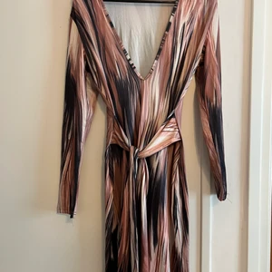 Mönstrad klänning  - Som man kan knyta runt magen