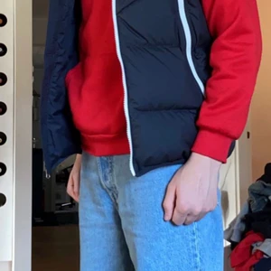 Nike väst - Västen är som ny, knappt använd. Nypris 1300kr. Jag själv tycker att den är väldigt snygg, men tyvärr för liten på mig.