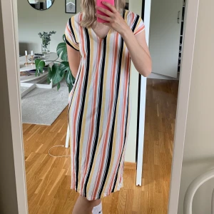 Randig strandklänning i fina färger  - Hej!  Jag säljer nu min min klänning från Gina Tricot i storlek XS. Klänningen är i fint skick. Hör av er vid frågor och kolla gärna mina andra annonser!