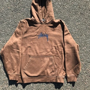 Stussy  - M, omfärgad och mig och även omsyd för bättre passform. Inte omsyd på bästa sättet men syns inte när man har på sig. Fråga gärna om fler bilder!