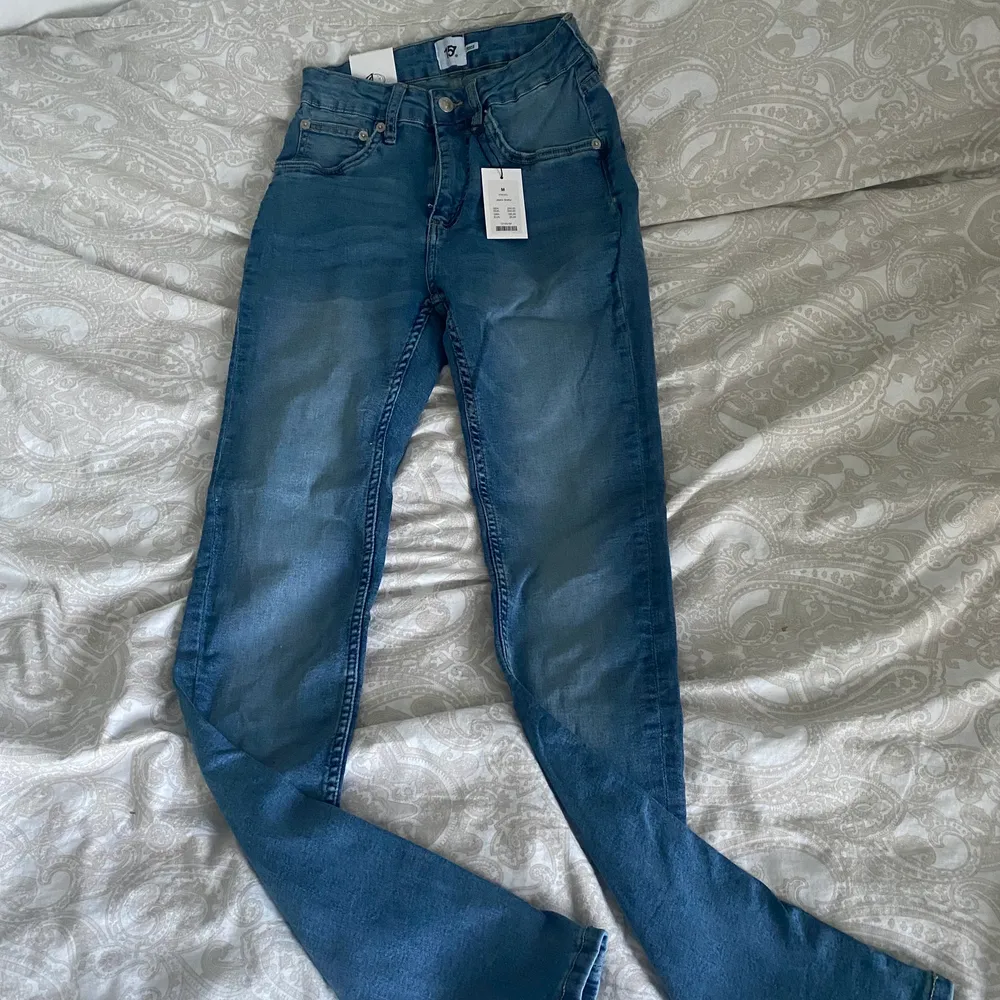 Säljer dessa jeans då de inte kommit till användning, dom är helt nya och aldrig använda. Prislapp sitter kvar🙌🏻Köpta ifrån lager 157 och kostar 200kr nypris.. Jeans & Byxor.