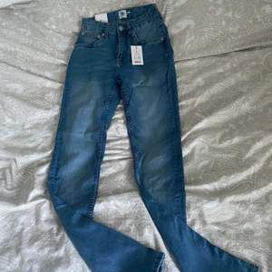 Säljer dessa jeans då de inte kommit till användning, dom är helt nya och aldrig använda. Prislapp sitter kvar🙌🏻Köpta ifrån lager 157 och kostar 200kr nypris.