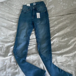 Skinny jeans high Waist - Säljer dessa jeans då de inte kommit till användning, dom är helt nya och aldrig använda. Prislapp sitter kvar🙌🏻Köpta ifrån lager 157 och kostar 200kr nypris.