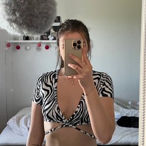 Zebra topp  - En topp från Shein med zebramönster som man kan knyta på olika sätt! Storlek S, pris 40 kr 