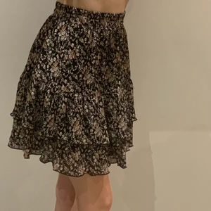 Blommig volang kjol-NAKD - Superfin sommarkjol med volang och underkjol. Tyvärr kommer den inte så mycket till använding och därför säljer jag den💞💞 Köpt för: 350kr