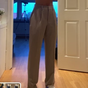 kostymbyxor  - brun/beiga kostymbyxor från Na-kd i storlek 34, sparsamt använda
