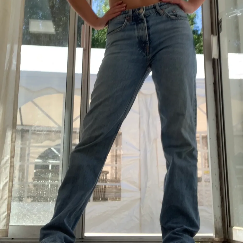 Zaras midrise jeans i rak modell. Storlek 36. Sitter supersnyggt, de är även väldigt långa. Frakt tillkommer 💕. Jeans & Byxor.