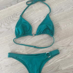 Bikini - Sjukt snygg mörkgrön bikini från Pull&bear! Säljs pga använder inte. Underdelen i S & överdelen i XL (liten i storlek) 🌷 250kr inkl frakt. 