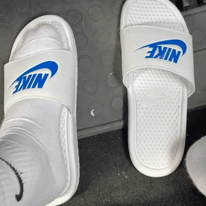 Nike Tofflor Flip Flops - använt 3 gånger helt värdelösa jag har på mig dom just nu å la upp annonsen direkt blev arg, det är storlek 42 tror jag men passar som 40 skit tighta köp endast om du vanligtvis har storlek 39 - 41, säljer endast inom örebro eller så får du betala frakt