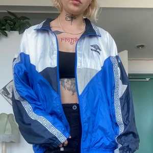 Umbro vindjacka retro  - Säljer denna otroligt snygga umbro 90’s vintage jacka. Den är använd men i bra skick. Storlek M i herrstorlek så den är oversize. 