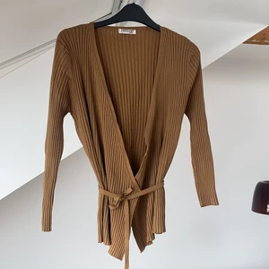 Ljusbrun omlottblus  - En jättejättefin ljusbrun topp!! Säljer den då den är för liten för mig.  