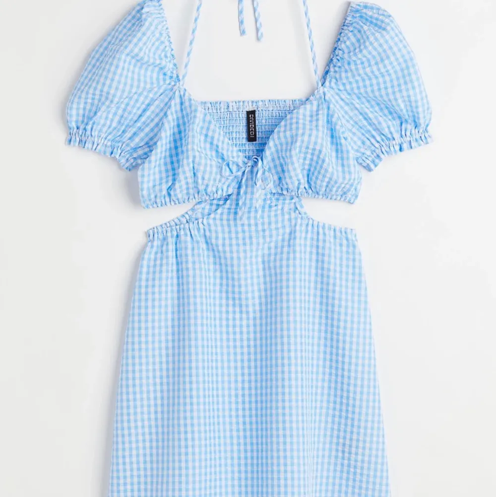 Hej, jag vill gärna sälja den här klänningen, den är tyvärr för små för mig:( . Klänningar.