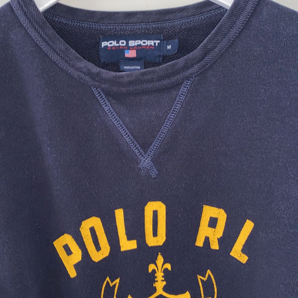 Vintage sweatshirt från Polo Sport inköpt i NYC i början på 2000 talet. Mörkblå med gult tryck.  Jättebra skick och grymt material. Strl M men passar M-L. . Tröjor & Koftor.