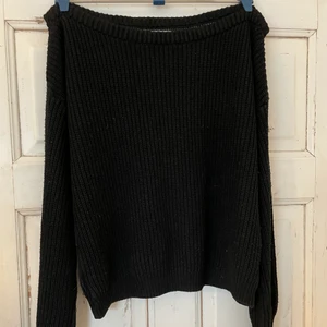 Stickad tröja  - Svart stickad tröja från madlady. Använd mycket men är fortfarande i bra skick.  Storlek: Onesize Pris: 100 + frakt