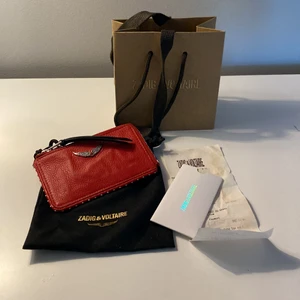 Zadig & Voltaire plånbok  - Super fin plånbok från Zadig. Den kommer  tyvär inte till användning längre. Jag har kvitto och allt till som jag fick när jag köpte den! Kontakta mig om du har några frågor eller om du vill ha fler bilder. 😊k 
