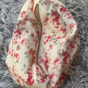 Söt blommignecessär - Urgullig blommig necessär från Zara. Väldigt rymlig! Har använts och den finns mindre fläckar, men den tål att tvättas i maskin. Köparen står för frakt som kostar 51kr💗